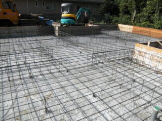 型枠を組んでコンクリートを流し込みます