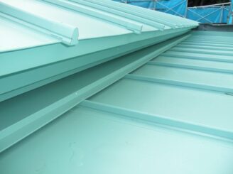 二段屋根の収まり（接合部）