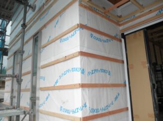 外壁に防水シート貼り付け