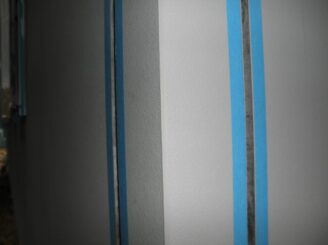 サイディングを取付け、コーキングを打ちます