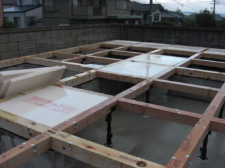 大引き組んで断熱材を入れます（根太レス工法）