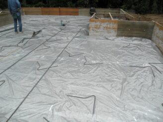 盛り土の上防湿シート敷いていきます 