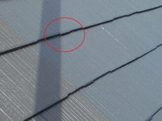 塗装の際に瓦の重なり部分の隙間をすべて塗料が覆ってしまうと、雨水の逃げ場がなくなり、雨漏れの原因になる可能性があります。それを回避させるために適度な隙間を開ける作業（縁切り）を、タスペーサーという道具を使って行います