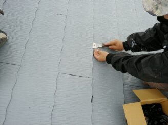 塗装の際に瓦の重なり部分の隙間をすべて塗料が覆ってしまうと、雨水の逃げ場がなくなり、雨漏りの原因になる可能性があります。それを回避させるために適度な隙間を開ける作業（縁切り）を、タスペーサーという道具を使って行います
