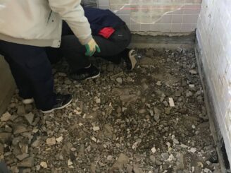 既存浴室・既存洗面台・浴室洗面間仕切り壁・浴室ドア・窓撤去