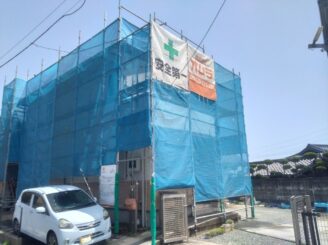 塗料や洗浄水などが周囲に飛散しないよう、足場にネットを設置します