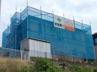 塗料や洗浄水などが周囲に飛散しないよう、足場にネットを設置します
