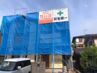 塗料や洗浄水などが周囲に飛散しないよう、足場にネットを設置します