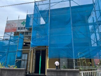 塗装を始める前に、足場を設置します