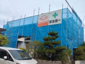 足場を設置しネットで覆ってから塗装を行います