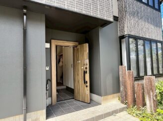 玄関ドアとも色がマッチ!温かい印象とシックな印象を与えています!