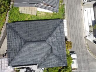 外壁だけでなく、屋根もドローンで撮影し状態を確認します。