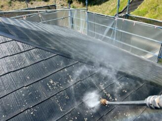 屋根も足場の上から高圧洗浄で汚れを除きます。