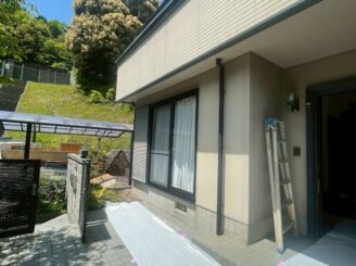 塗装準備スタート!汚れてほしくない場所には養生シートを設置します。