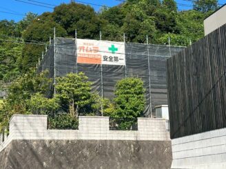 お住まいの周りには足場を設置します。