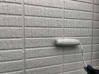 下塗り(2回目)!外壁の保護はもちろん今回は模様が映えるような白系の色を塗ります。