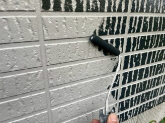 とうとう上塗り(3回目)が開始!細いローラーを使い、模様をつけていきます!力加減が難しくきれいに模様を出すのはとても難しい工程です。