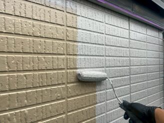 綺麗にした外壁に下塗り(1回目)の塗料を塗り、下地を整える&長持ちさせるために外壁を保護します。