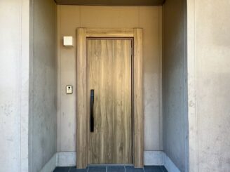 玄関周りもドアに合わせて塗装していきます!