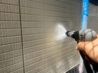 工事スタート!まずは高圧洗浄で外壁に残る汚れを除いていきます!