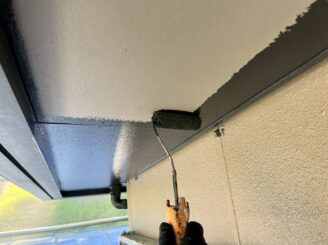 外壁の塗装を乾燥中に付帯部(外壁以外の場所)も塗装スタート!