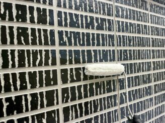 無事に上塗りが終了し最後の仕上げのクリヤー塗料(透明)!模様を見せつつ、長持ちするように透明塗料で仕上げます!