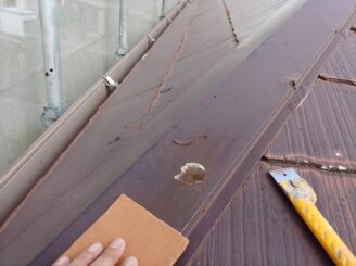 高圧洗浄でも取れない汚れ・劣化は手作業で補修していきます