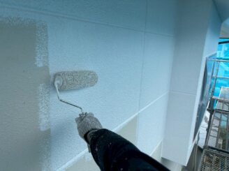 フィラーを塗布する事で、下地を滑らかに調整し、外壁と上に塗る塗料を密着させる