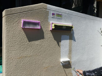 ポストの周りも塗装していきます