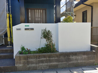 ポスト周りは綺麗なホワイトでツートンカラーに