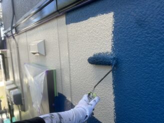 今回は色を大きく変える塗装のため青色の塗料を塗っていきます!