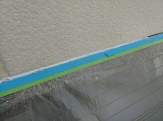 塗料がついてほしくない場所にはテープとビニールを使って養生します