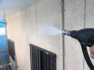 外壁の汚れを高圧洗浄で洗い流します