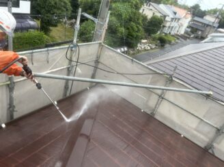 屋根も洗浄し汚れを落とします