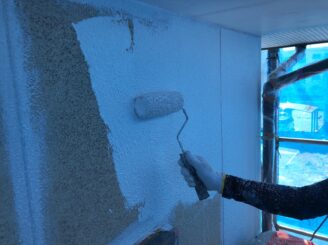 高圧洗浄で汚れを落とし、補修後、塗装がスタート!