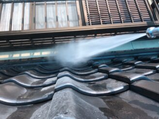 屋根も高圧洗浄で汚れを落とします