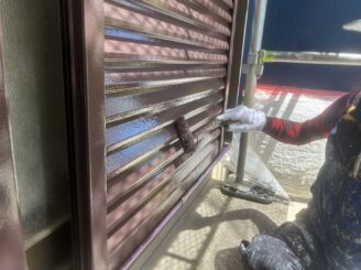 サッシも色に合わせて塗装していきます