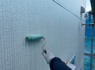 下塗り（シーラー）：シーラーを塗布する事で、下地を補強し、外壁と上に塗る塗料を密着させる