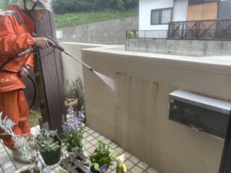 家の前の壁も含めて洗浄していきます