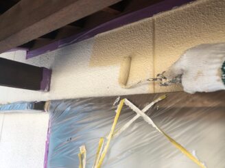 2度塗り(中塗り)・3度塗り(上塗り)をします