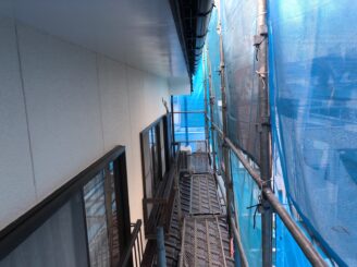 屋根を保護しつつ、事故が発生させないように内部もしっかりした足場を設置します