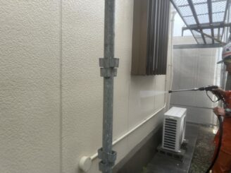 高圧洗浄で外壁の汚れを取っていきます