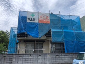 足場を設置し外部に塗料が飛び跳ねないようにカバーも設置します