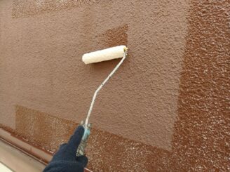 色が違う部分も塗料を変えて塗装します