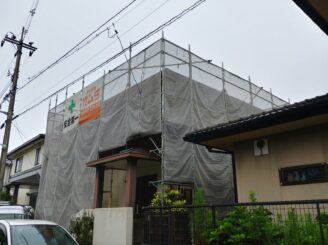 足場をカバーも含めて設置します