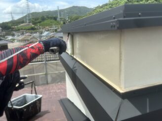 細かい部分は小さいローラーを使って塗装します