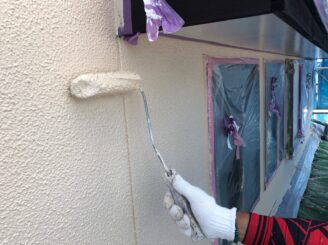 窓など汚したくない部分は養生して、外壁を塗装します