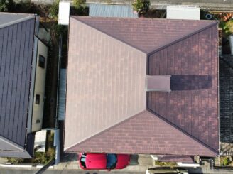 屋根もドローンでチェックしていきます(色褪せが目立ちます)