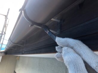 雨樋の細かい部分も丁寧に塗装します