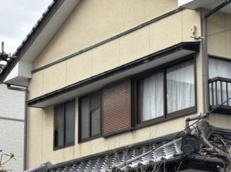 窓下の雨だれや外壁全体の汚れが目立ちます。